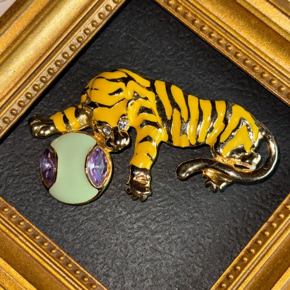 Yellow Enamwl Gold Striped Tiger Brooch with Green Ball VTG - Picture 2 of 15